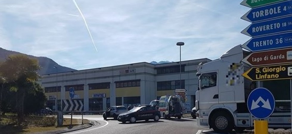 Paura ad Arco, scontro tra un'automobile e una bicicletta